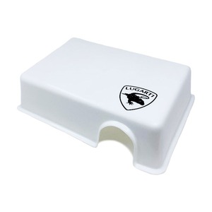 White rectangular cake stand with a curved front notch and Lugarti shield logo.
