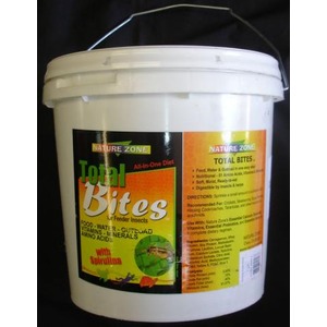 White plastic bucket with Nature Zone Total Bites All-In-One Diet label; orange-green design and handle.