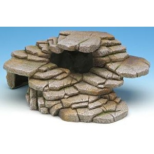 Small stone-built oven with a dark arched opening and layered, irregular blocks.